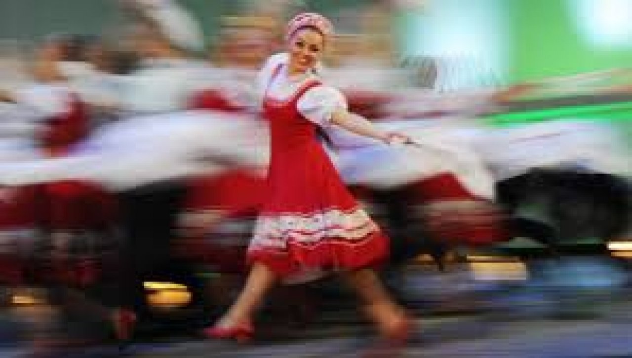 Русский народный танец девушки. Пляска русский народный танец. Народные танцы Эстетика. Русский танец девушка. Девушка танцует народный танец.