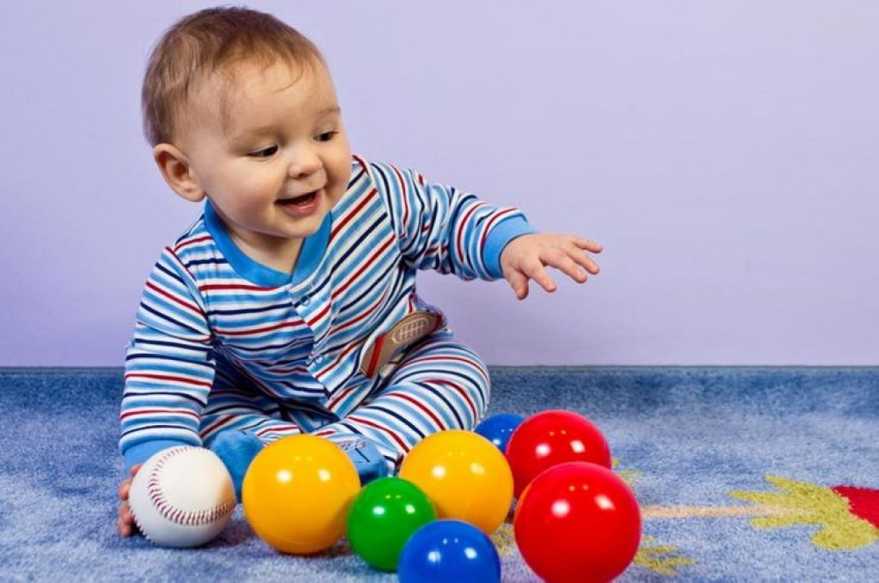Первые игры малыша. Мячики для детей. Ребенок. Дети раннего возраста. Малыши до 1 года.