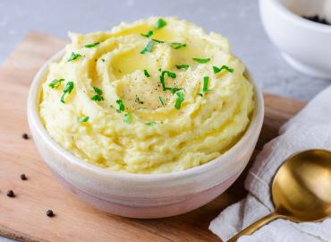 Не масло и не сливки: вот что добавляли для нежности и вкуса в картофельное пюре — секрет столовых СССР