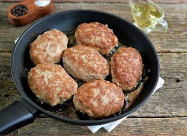 Котлеты из фарша больше не готовлю — беру сосиски с картошкой и делаю вкуснятину: простейший рецепт