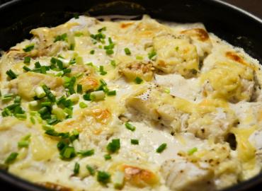 Ложку горчицы к сыру — минтай под этим соусом станет вкуснее красной рыбы: рецепт ресторанных поваров