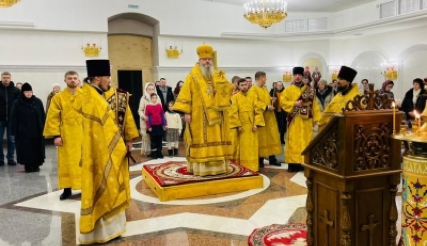 Митрополит Корнилий совершил в Михаило-Архангельском кафедральном соборе первую в 2023 году Литургию