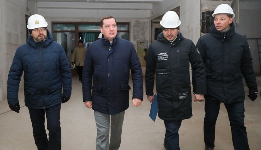 Александр Цыбульский ознакомился с ходом работ по реконструкции Новодвинского городского культурного центра