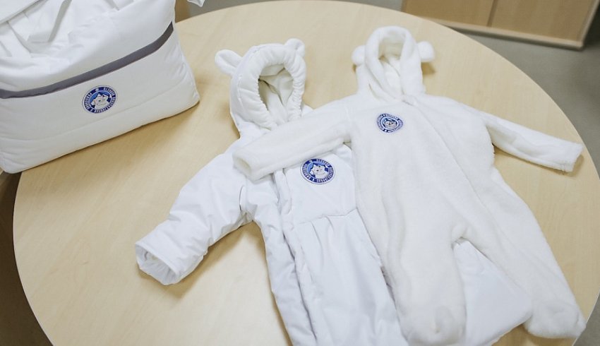 За 2022 год в Архангельской области вручено более семи тысяч наборов для новорожденных