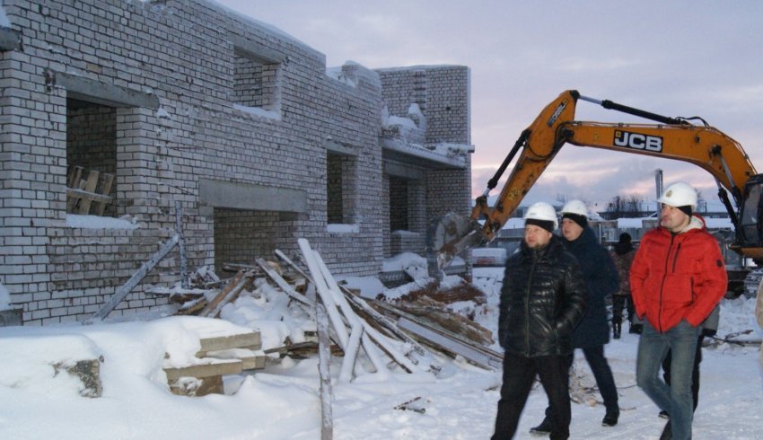 Кирпичную кладку стен на новом доме в Мезени строители должны завершить в феврале