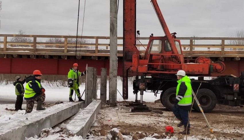 На объекте капремонта моста через реку Тамицу в Онежском районе приступили к забивке свай