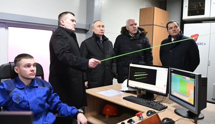 Владимир Путин ознакомился с работой лесопильного цеха Устьянского лесопромышленного комплекса