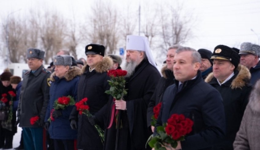 Митрополит Корнилий в День защитника Отечества возложил цветы к монументу Победы в Архангельске