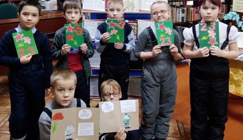 В Межпоселенческой библиотеке Шенкурска для школьников прошли мастер-классы «Открытка папе на 23 февраля» 