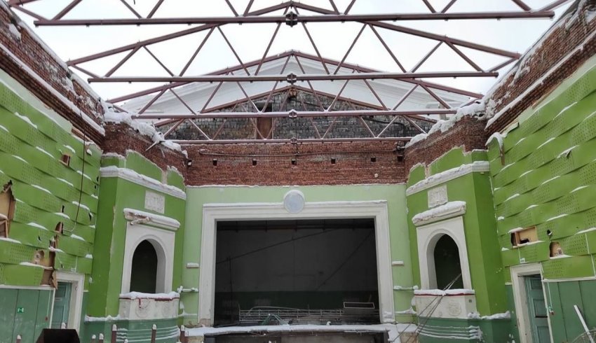 В Новодвинском городском культурном центре строители начали монтаж кровли   