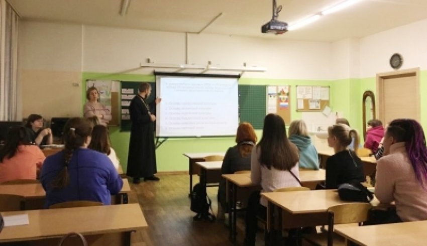 Священники представляют основы православной культуры на родительских собраниях в школах Архангельска