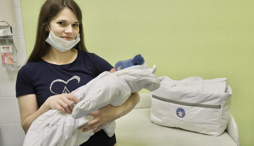 Семьи Поморья начали получать обновленные наборы для новорожденных