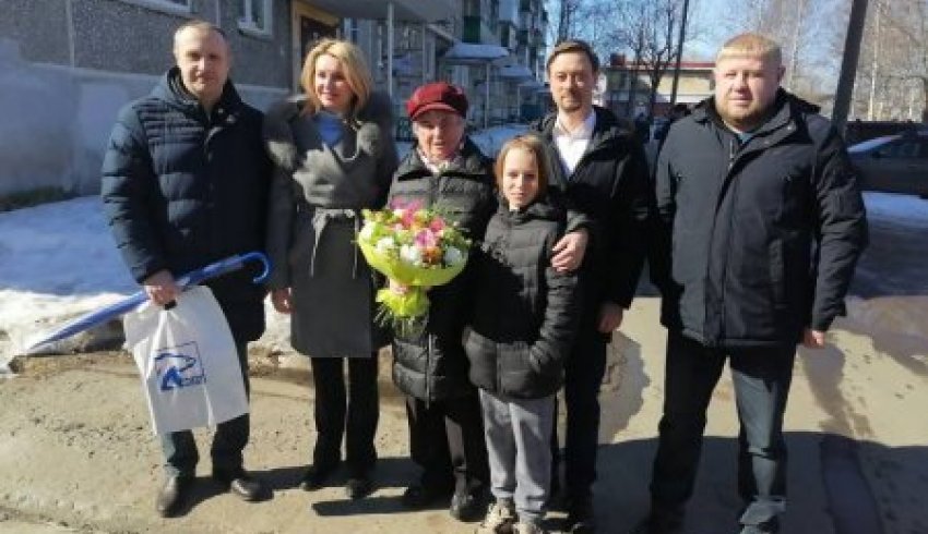 Депутаты АрхГорДумы поздравили женщину, пережившую Сталинградскую битву