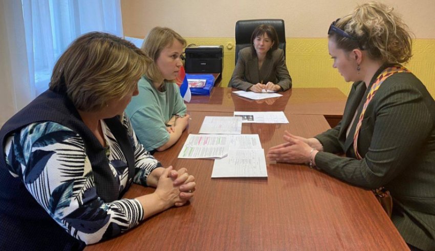 Представители министерства ТЭК и ЖКХ встретились с жителями аварийного фонда в поселке Соловецкий