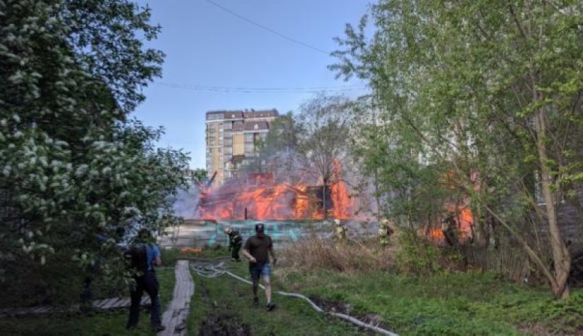 В полиции назвали виновников крупного пожара в центре Архангельска 