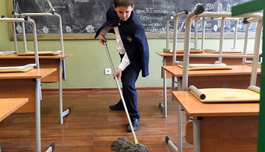 В Госдуму внесли законопроект об обязательном участии школьников в общественно-полезном труде