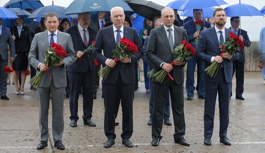 Александр Гуцан и Александр Цыбульский возложили цветы к памятнику юнгам Северного флота