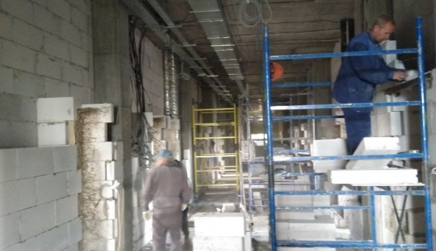 В детской поликлинике Котласской ЦГБ строители ведут отделочные работы