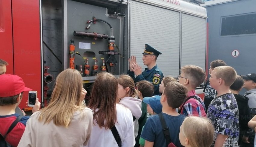 Пожарные МЧС России провели экскурсию для добровольных юных пожарных в Архангельске