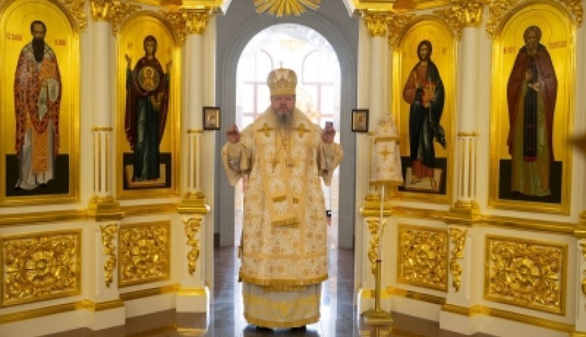 Митрополит Корнилий 28 мая совершил Литургию в Михаило-Архангельском кафедральном соборе