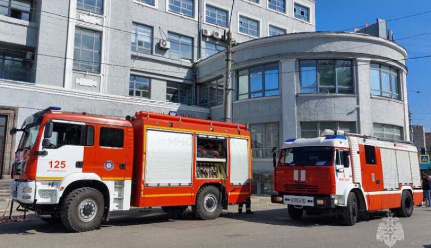 В центре Архангельска прошло пожарно-тактическое занятие на здании Главпочтамта