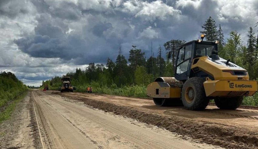 В Пинежском районе продолжается ремонт региональной дороги Карпогоры – Сосновка – Нюхча на границе с республикой Коми