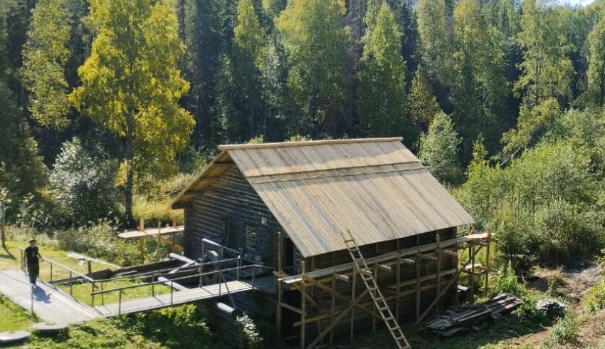 На Гужовской мельнице XIX века в Кенозерском национальном парке заменили кровлю