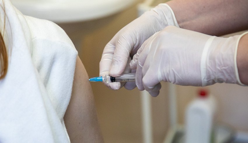 Специалисты Роспотребнадзора консультируют граждан по профилактике гриппа и ОРВИ
