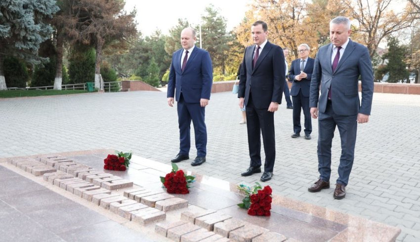 Александр Цыбульский возложил цветы к Вечному огню в Ташкенте 