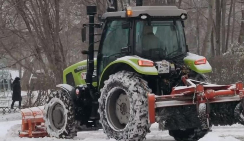 В Северодвинске для борьбы со снегом на улицы города вышла спецтехника