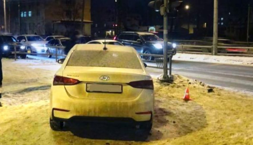 Видео: в центре Архангельска иномарка вылетела на тротуар и сбила человека