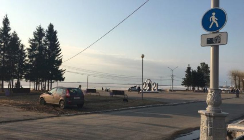 Архангельские депутаты предложили двукратно увеличить штрафы за парковку на газонах