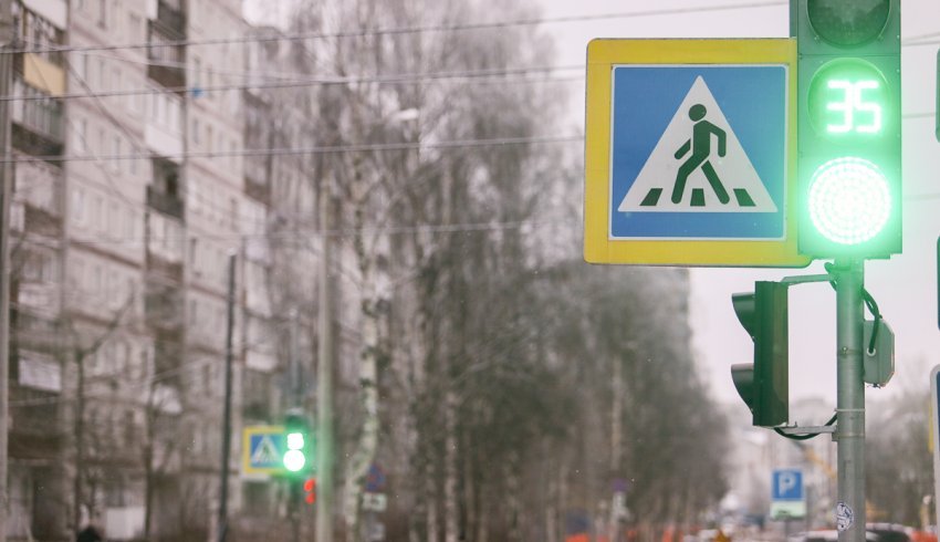 ГИБДД напоминает, что переходить дорогу необходимо на разрешающий сигнал светофора