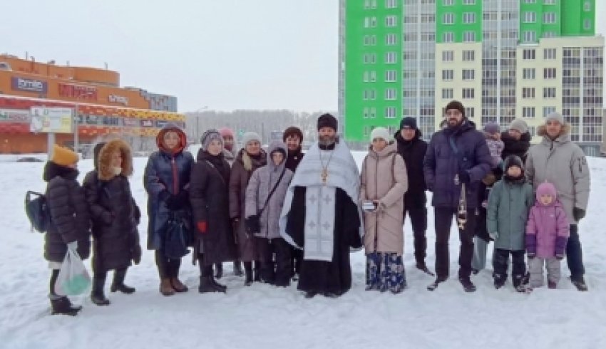 В Архангельске совершили молебен на месте строительства храма напротив ТЦ «Макси»