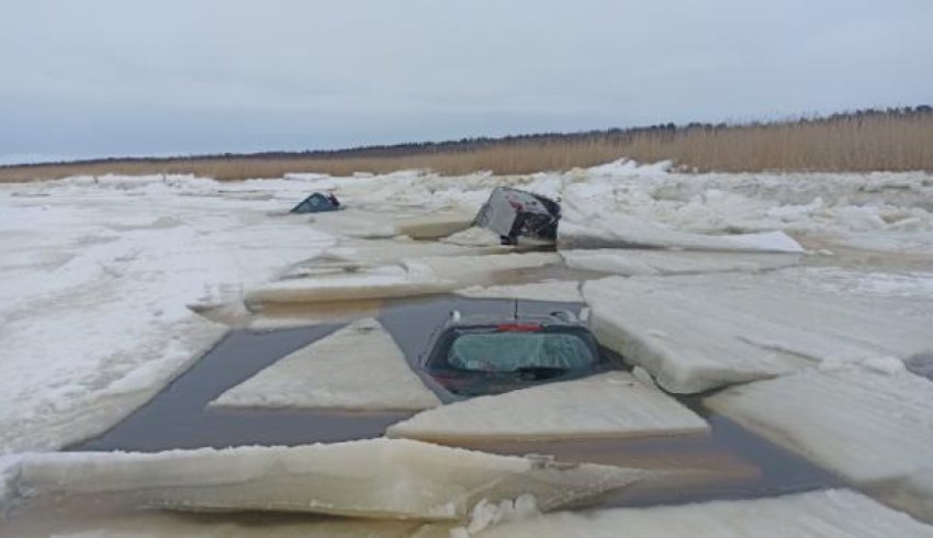 Видео: в Северодвинске сразу три автомобиля провалились под лед