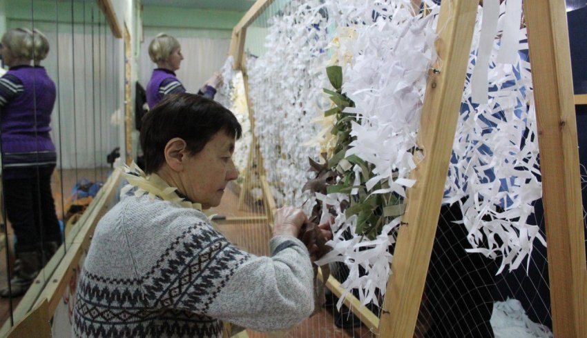 В Шенкурском центре поддержки «Вместе» плетут маскировочные сети и собирают помощь участникам СВО