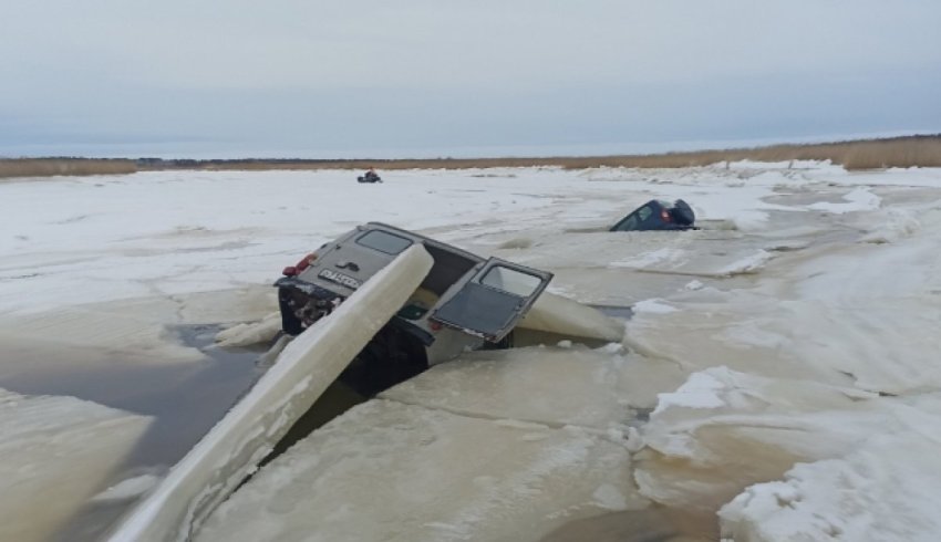 В Архангельской области три машины провалились под лёд