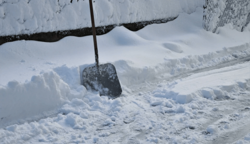В Архангельске борются с последствиями снегопада