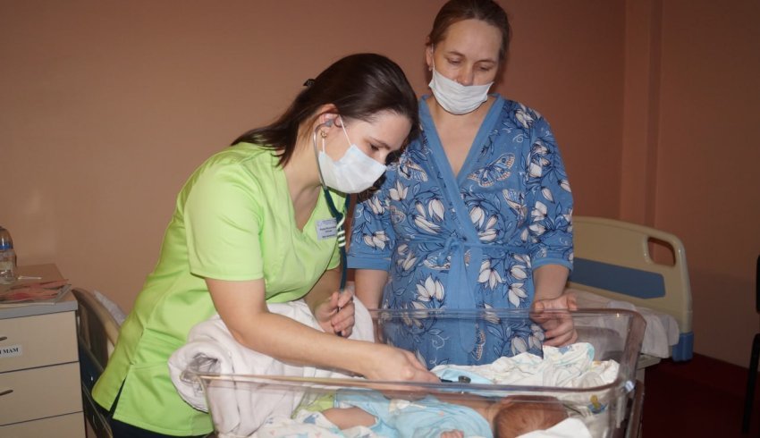 Архангельские врачи провели сложную операцию ребенку на вторые сутки после рождения