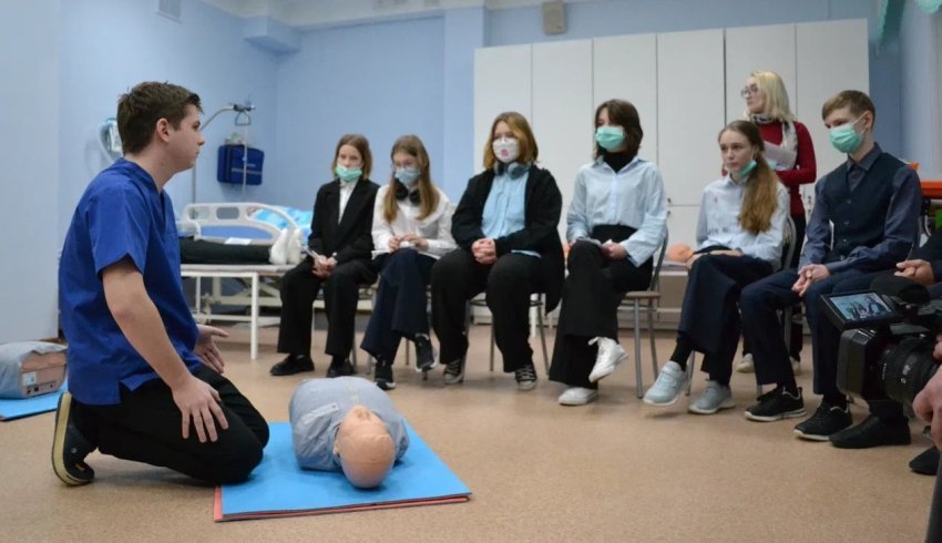 Школьники Архангельска ближе знакомятся с медицинскими профессиями