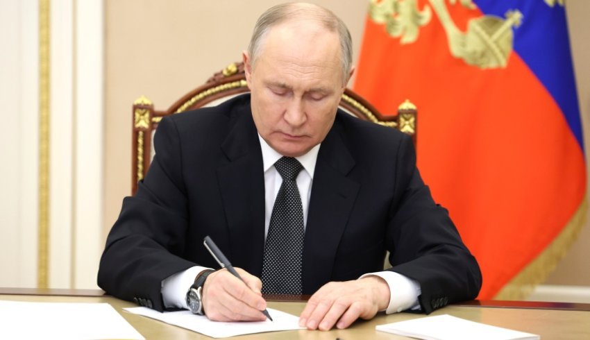 Владимир Путин поручил продлить до 2030 года сроки программ поддержки педагогов и врачей на селе
