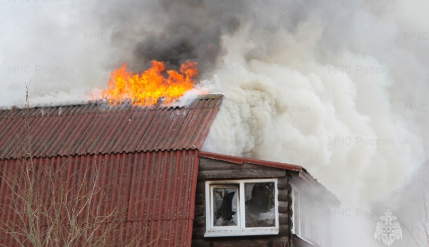 Пожарные МЧС России отстояли жилой дом в Архангельске