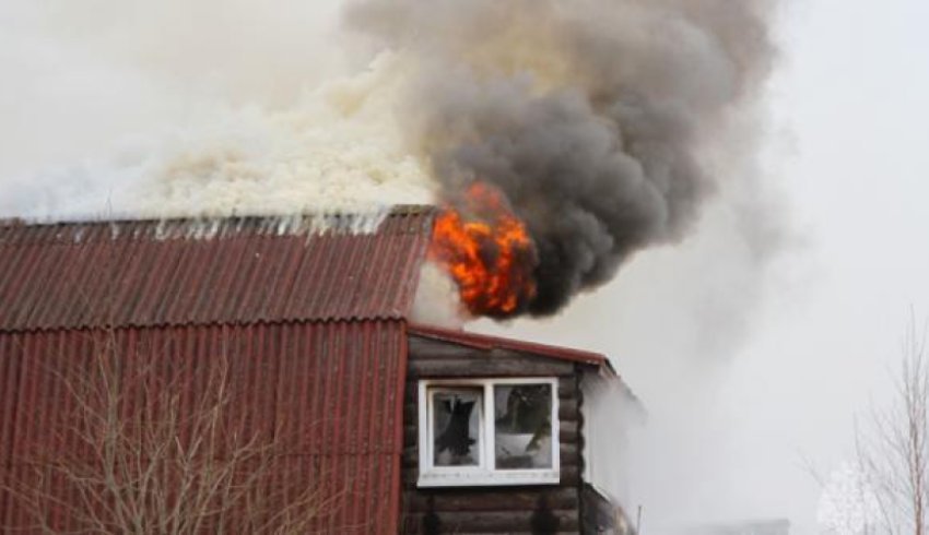 Из-за детской шалости в Архангельске вспыхнул жилой деревянный дом