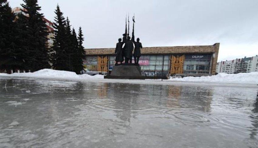 Весна. Памятник Защитникам Советского севера и Дворец спорта