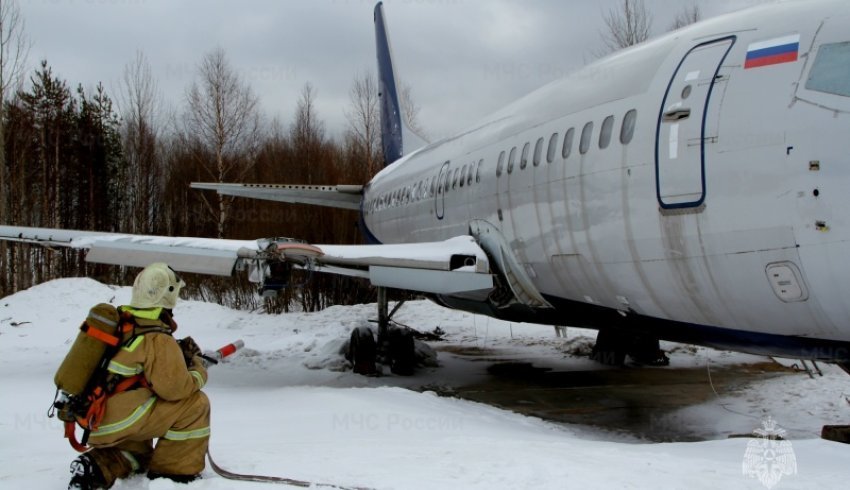 Пожарные Архангельска ликвидировали условное возгорание в пассажирском самолёте
