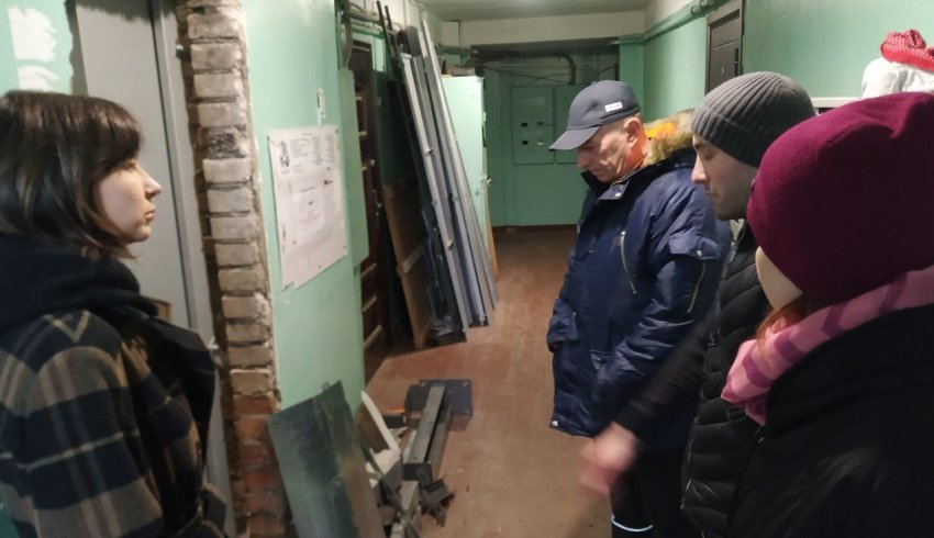 В двух многоквартирных домах Архангельска проверили ход замены устаревшего лифтового оборудования