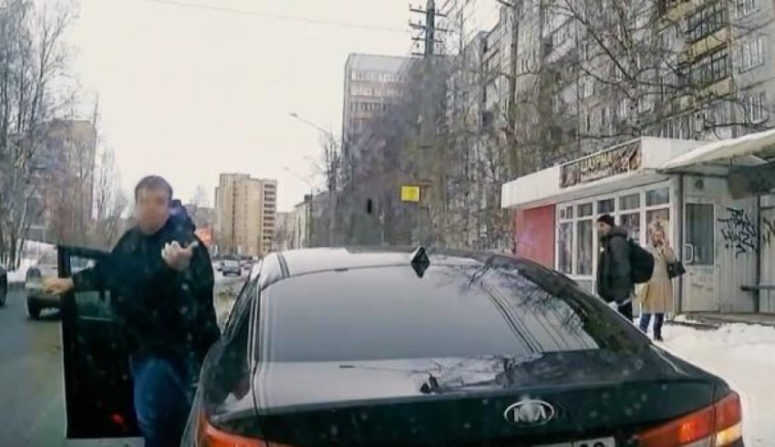 В Архангельске таксист-автохам сорвал автобусный рейс, припарковавшись на остановке