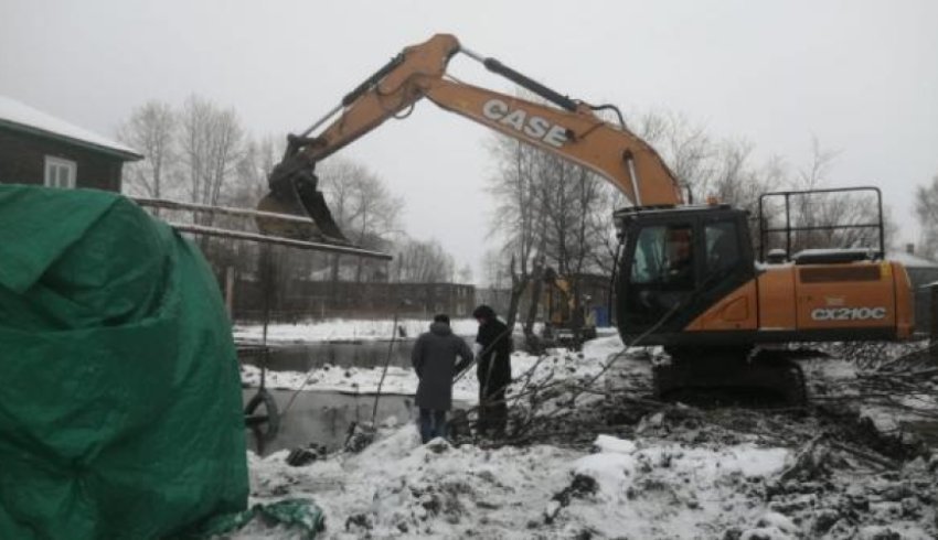 Архангельские службы начали откачивать воду у подтопленных домов на Гидролизном