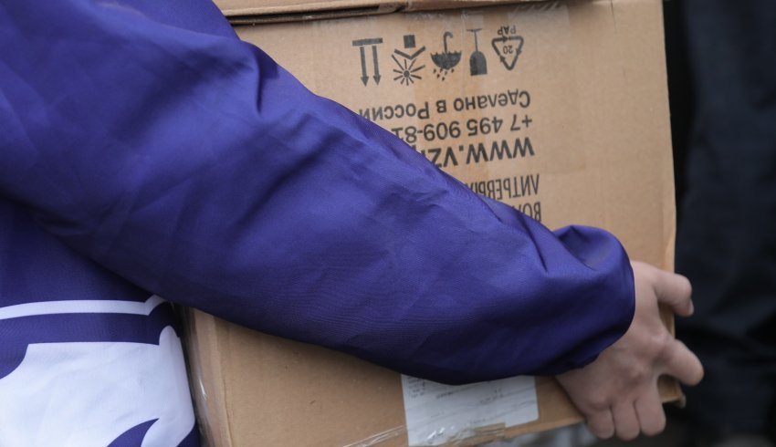 Более 500 посылок отправили бесплатно по почте в текущем году жители Поморья в зону спецоперации