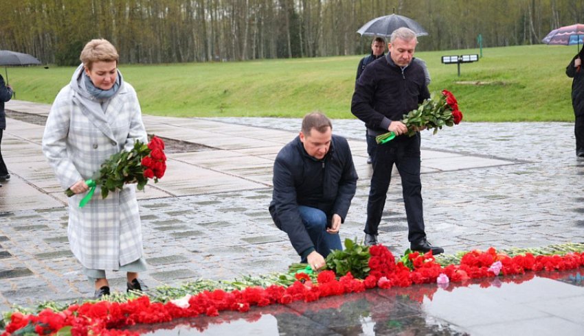 Александр Цыбульский посетил мемориальный комплекс «Хатынь»  в Минске 